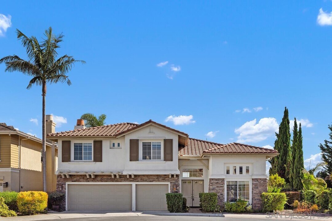 2475 Darlington Row in San Diego, CA - Building Photo
