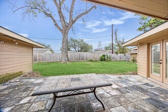 9106 Riddlewood Ln in Houston, TX - Foto de edificio - Building Photo