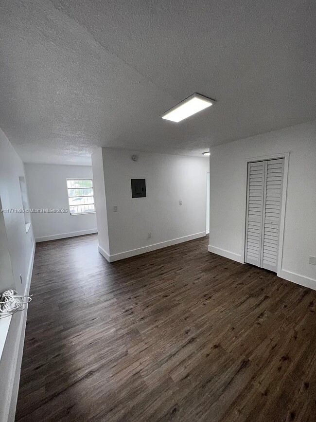 858 SW 2nd St in Miami, FL - Building Photo - Building Photo