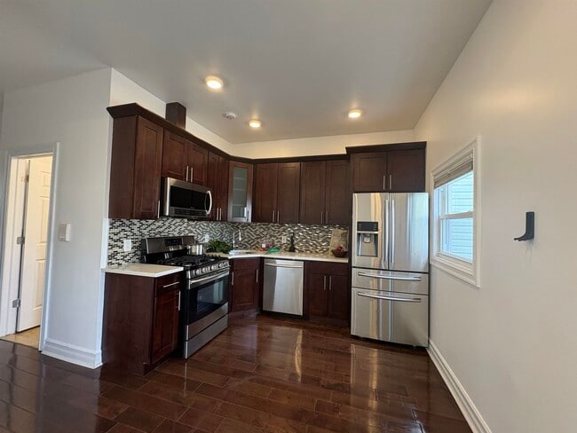 232 Bowers St in Jersey City, NJ - Building Photo - Building Photo