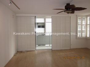 2415 Ala Wai Blvd in Honolulu, HI - Building Photo - Building Photo