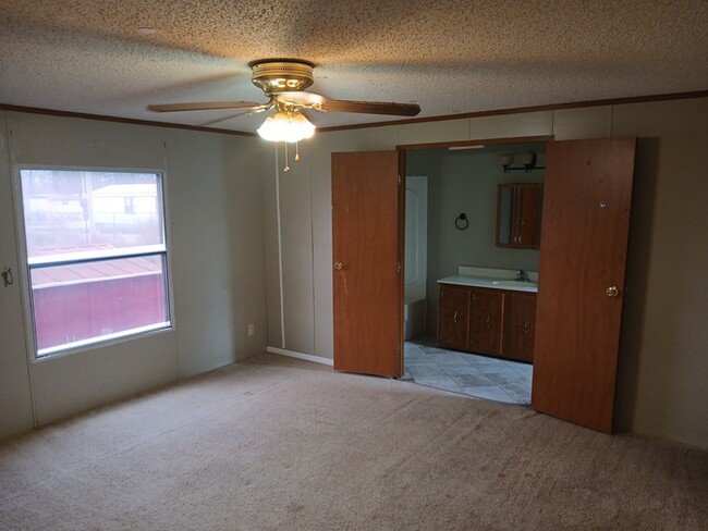 2524 Commonwealth Dr in Junction City, KS - Building Photo - Building Photo