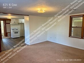 825 N Oak St in Ponca City, OK - Building Photo - Building Photo