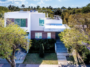 320 W Heather Dr in Key Biscayne, FL - Foto de edificio - Building Photo