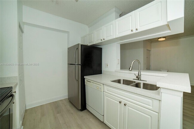 17125 N Bay Rd in Sunny Isles Beach, FL - Building Photo - Building Photo