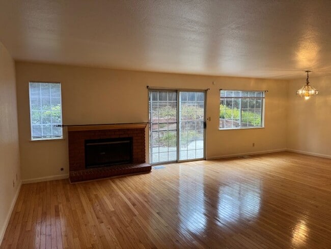 244 Hillcrest Ct in Pleasant Hill, CA - Foto de edificio - Building Photo