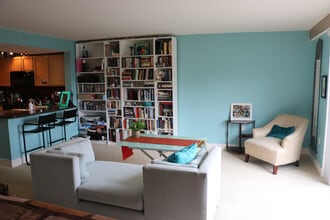 800 4th St SW, Unit N310 in Washington, DC - Building Photo - Building Photo