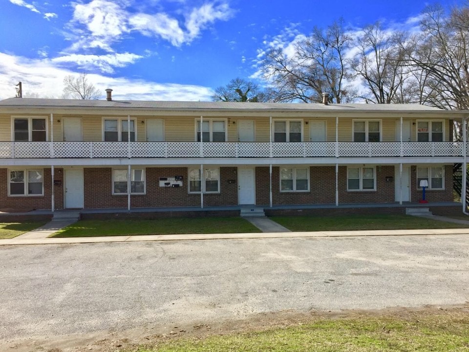 505 N Broad Street in Clinton, SC - Building Photo