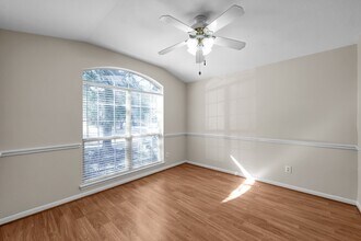 32111 Willow Creek Park in Conroe, TX - Foto de edificio - Building Photo