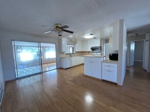 1461 W Mayberry Ave in Hemet, CA - Building Photo - Building Photo