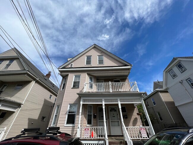 24 Ellington Rd, Unit 1 in Somerville, MA - Foto de edificio - Building Photo