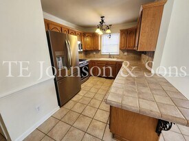 2352 Silas Creek Pkwy in Winston-Salem, NC - Building Photo