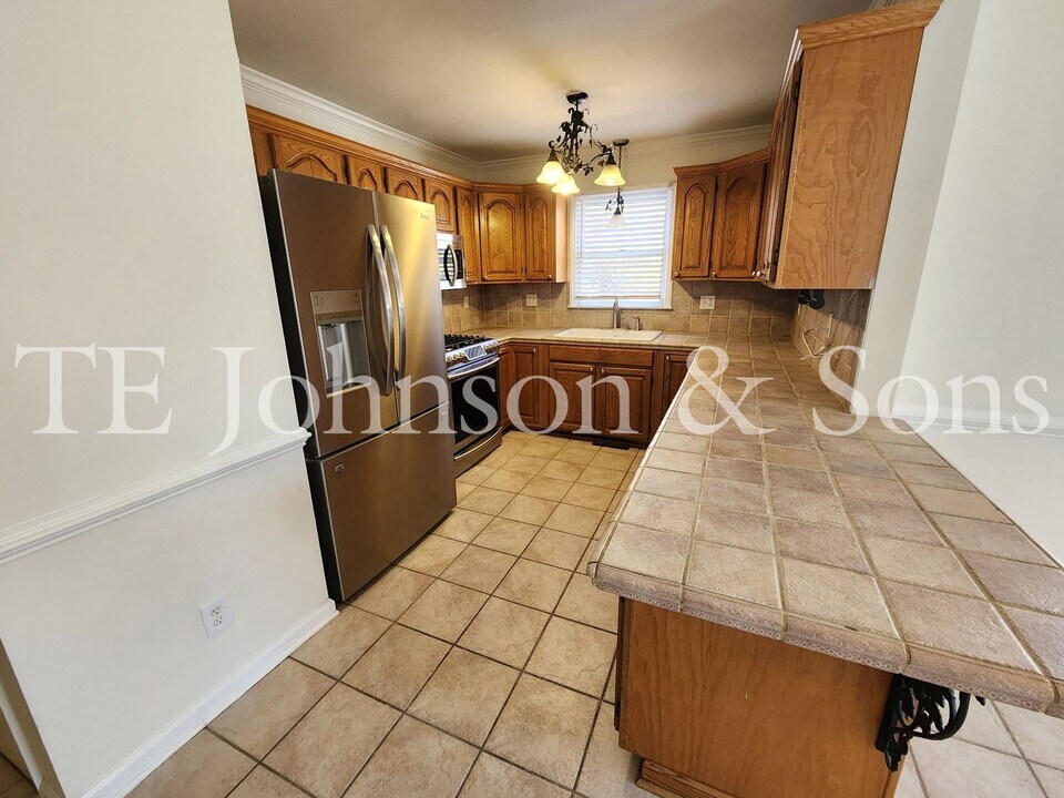 2352 Silas Creek Pkwy in Winston-Salem, NC - Building Photo