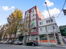 2504 Western Ave W in Seattle, WA - Building Photo