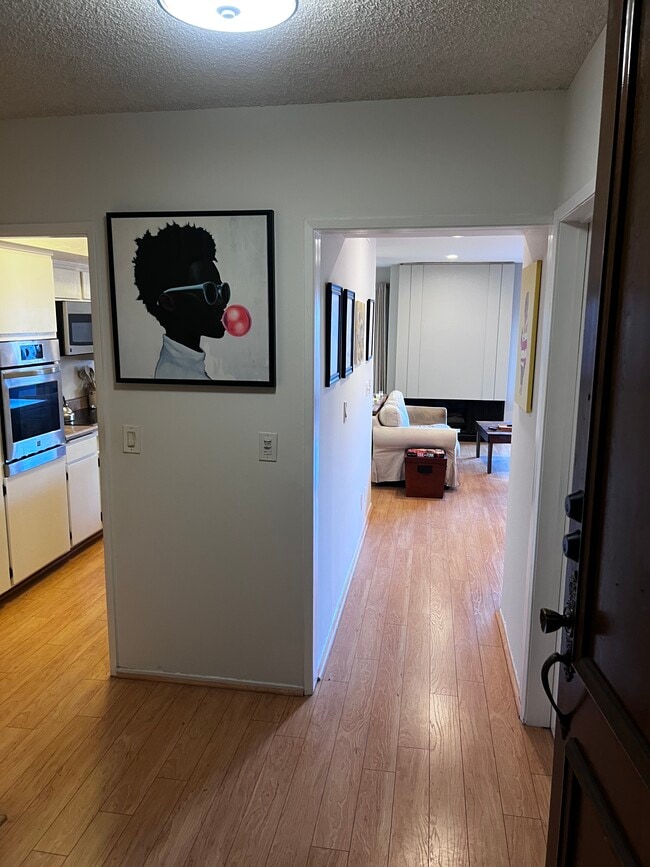 5870 Green Valley Cir, Unit 121 in Culver City, CA - Foto de edificio - Building Photo