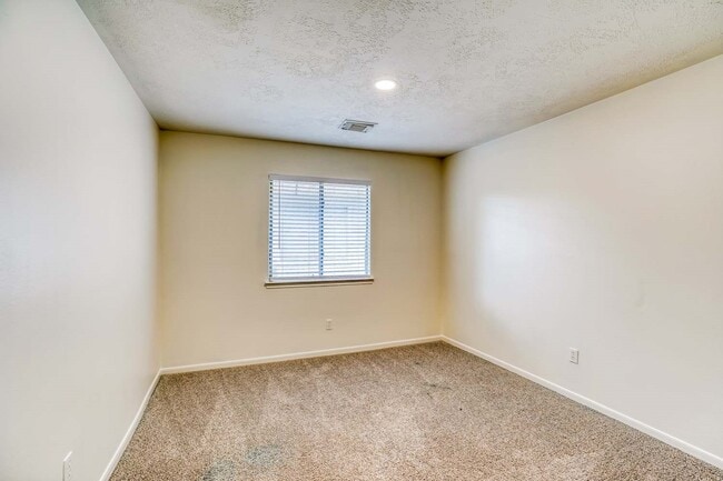 8022 Willancy Ln in Houston, TX - Foto de edificio - Building Photo