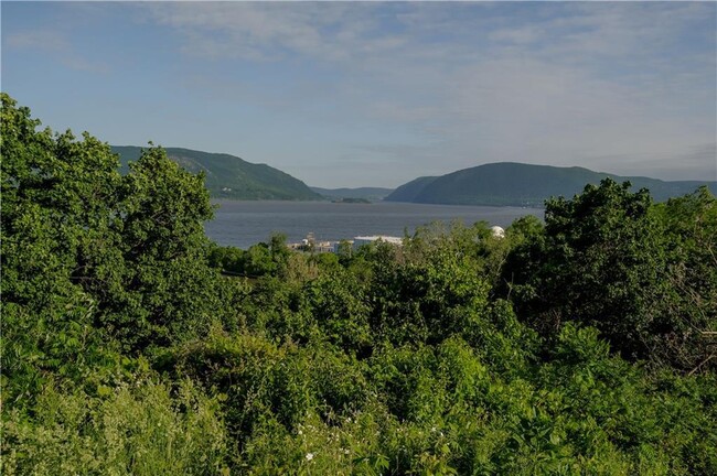 60 Bay View Terrace in Newburgh, NY - Foto de edificio - Building Photo