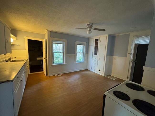 107 Hanover St in Claremont, NH - Building Photo - Building Photo