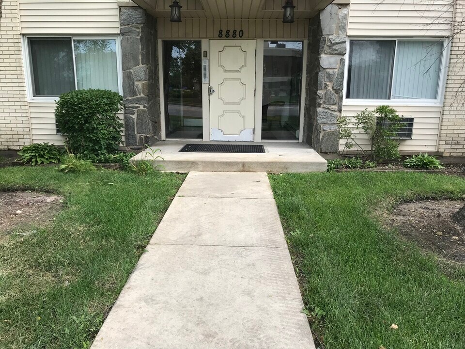 8880 Golf Rd in Des Plaines, IL - Building Photo