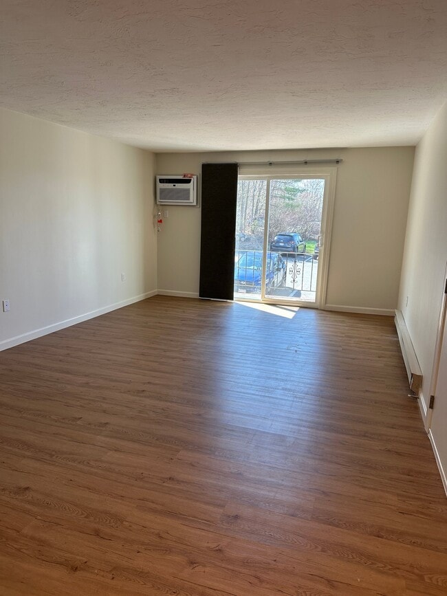 153 Providence Rd, Unit Apt N in Grafton, MA - Foto de edificio - Building Photo