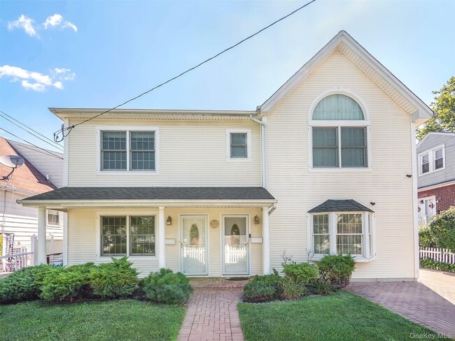 30 Edgewood Rd in Port Washington, NY - Building Photo - Building Photo