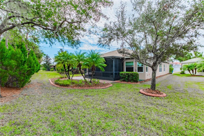 5004 Sandy Brook Cir in Wimauma, FL - Building Photo