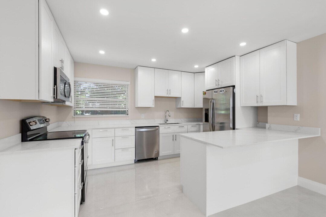 301 SE 12th Ave in Boynton Beach, FL - Building Photo