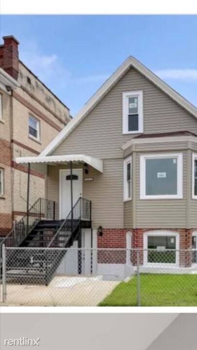 7653 62nd Pl in Summit, IL - Building Photo