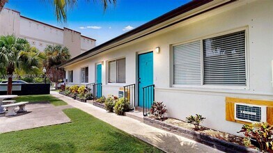 2499 SW 27th St in Miami, FL - Building Photo - Building Photo