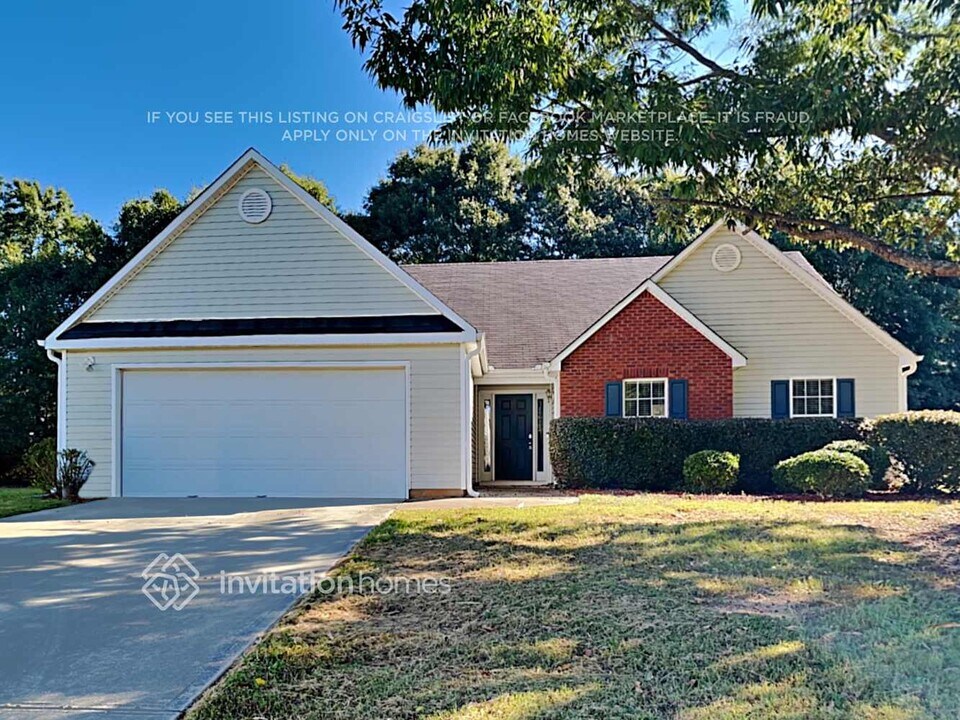 273 Rockingham Dr in Loganville, GA - Building Photo