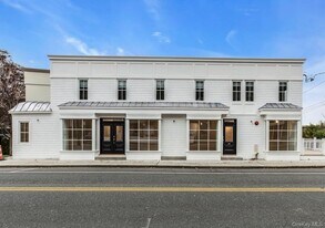 1431 Old Northern Blvd in Roslyn, NY - Building Photo