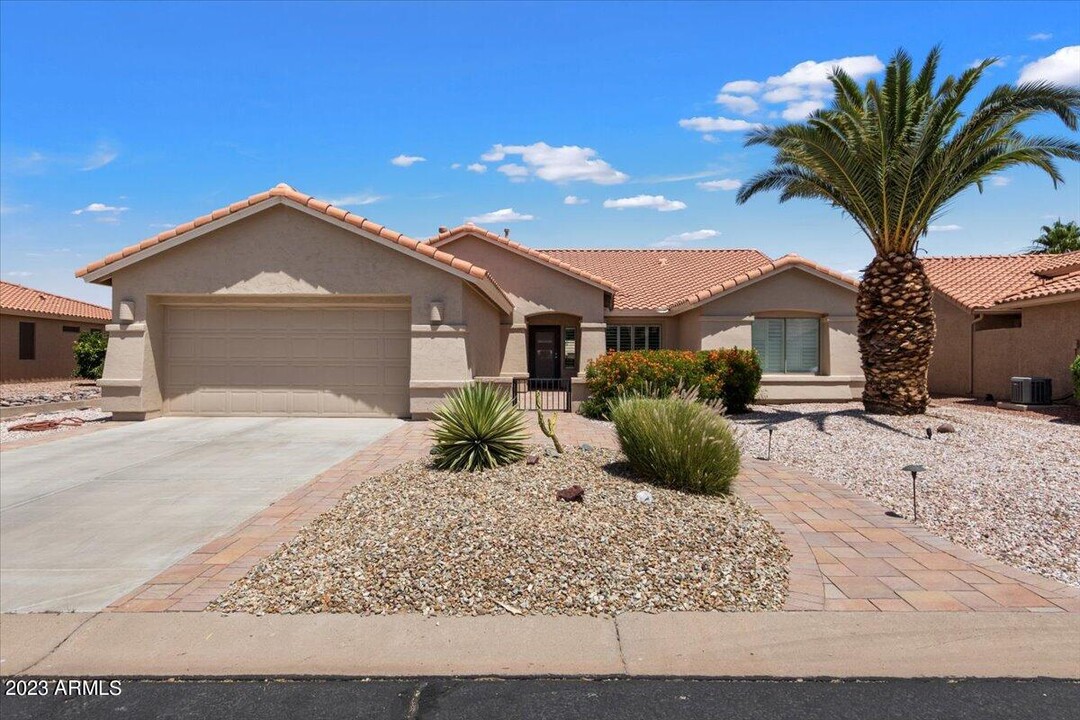 24038 NW Lakeway Cir in Sun Lakes, AZ - Foto de edificio