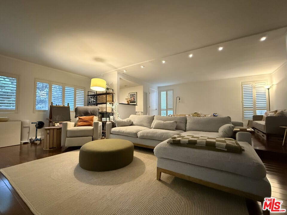 2318 Fox Hills Dr in Los Angeles, CA - Building Photo