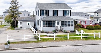 561 North End Blvd in Salisbury, MA - Building Photo