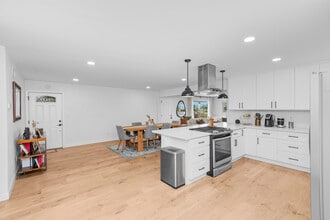 2217 Cardinal Dr in San Diego, CA - Building Photo - Building Photo