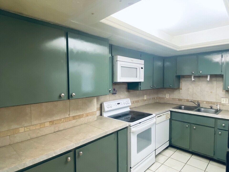 521 NE 24th Pl in Cape Coral, FL - Foto de edificio