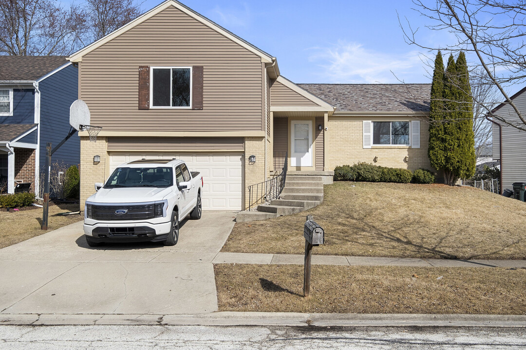 205 Albert Dr in Vernon Hills, IL - Foto de edificio