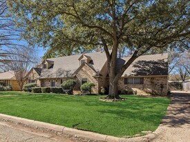 1704 Venetian Cir in Arlington, TX - Building Photo