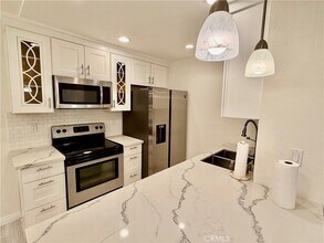 28947 Thousand Oaks Blvd in Agoura Hills, CA - Foto de edificio - Building Photo