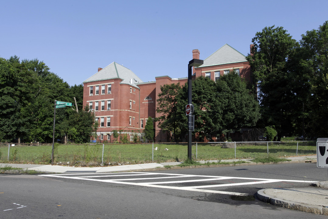 School House Apartments in Boston, MA - Foto de edificio