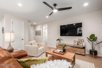 9001 W Rancho Dr in Glendale, AZ - Building Photo - Building Photo