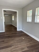 337 S Whitney St in Aransas Pass, TX - Building Photo - Building Photo