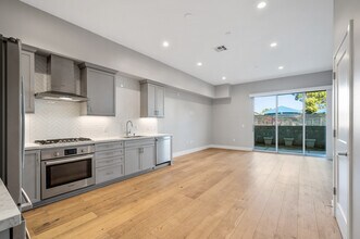 1920 S Pacific Coast Hwy, Unit 107 in Redondo Beach, CA - Foto de edificio - Building Photo