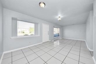 7123 S Gessner Rd in Houston, TX - Building Photo - Building Photo