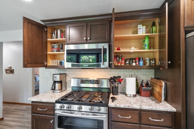 1212 Circle Dr in Ashwaubenon, WI - Foto de edificio - Building Photo