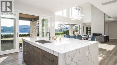 9XX Beachview Dr in North Vancouver, BC - Building Photo - Building Photo