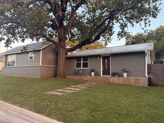 411 Harcourt St in Weatherford, TX - Building Photo
