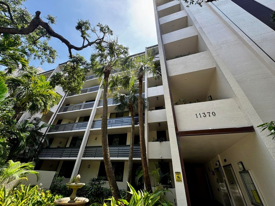 11370 12 Oaks Way in North Palm Beach, FL - Building Photo