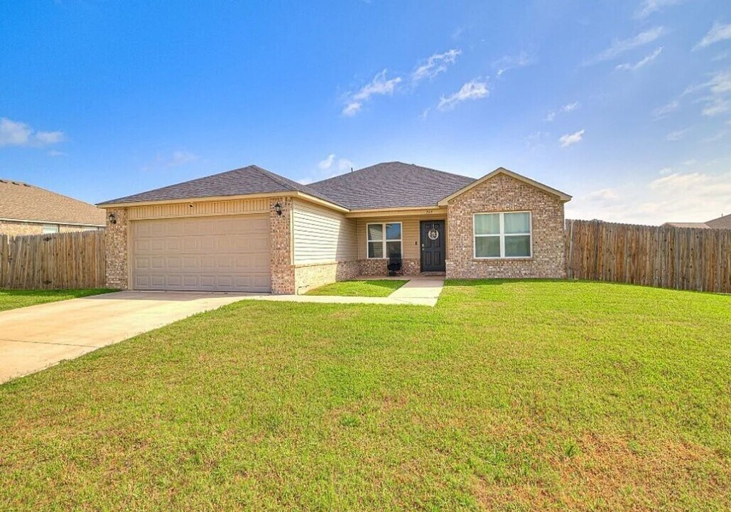 209 SE 4th St in Newcastle, OK - Building Photo
