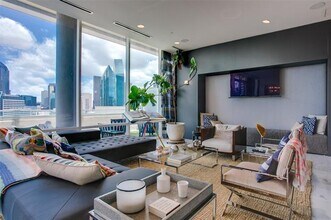 2408 Victory Park Ln in Dallas, TX - Building Photo - Building Photo